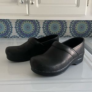 Black Danskos Barely worn